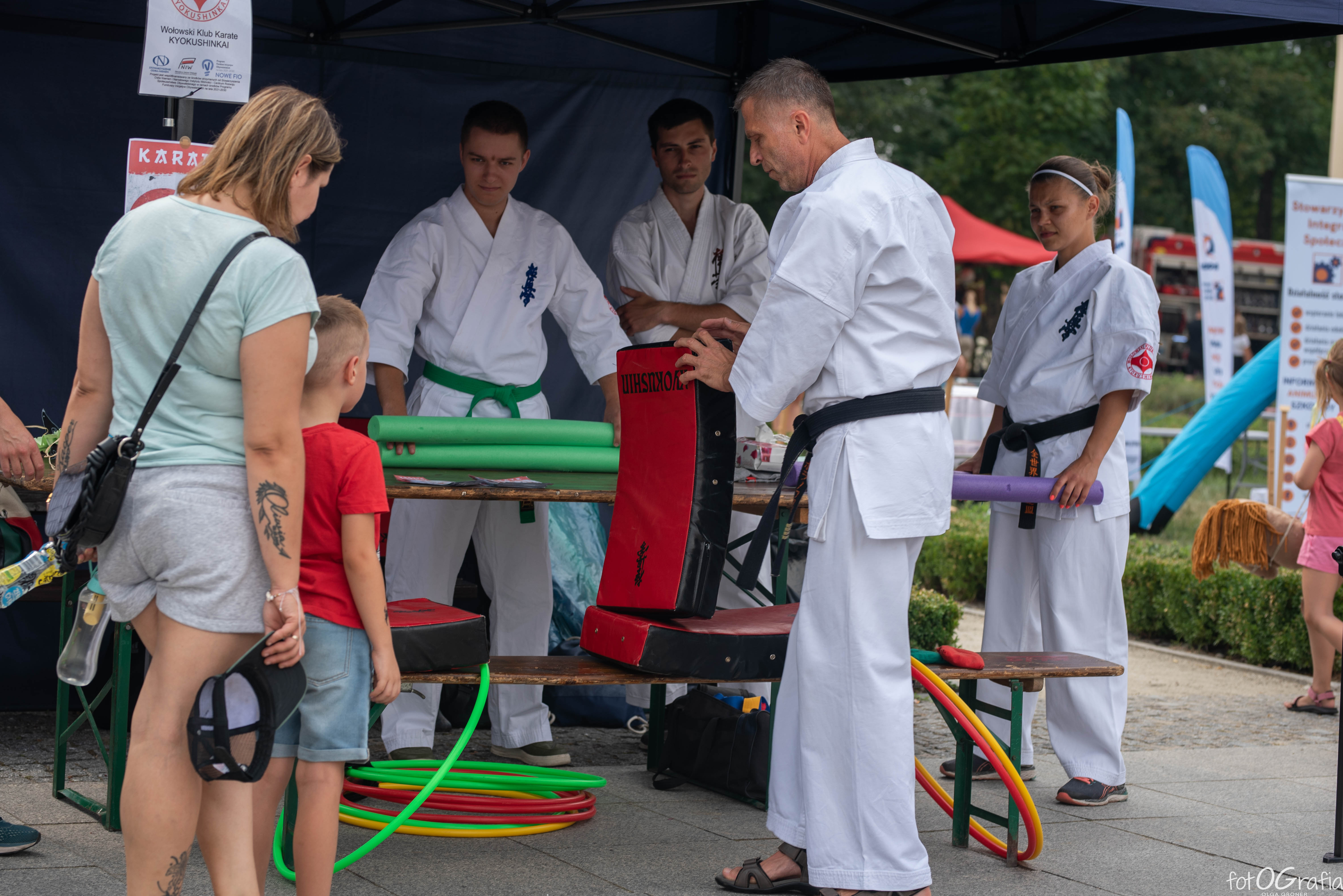 Zdjęcie przedstawia grupę osób biorących udział w pokazie karate.